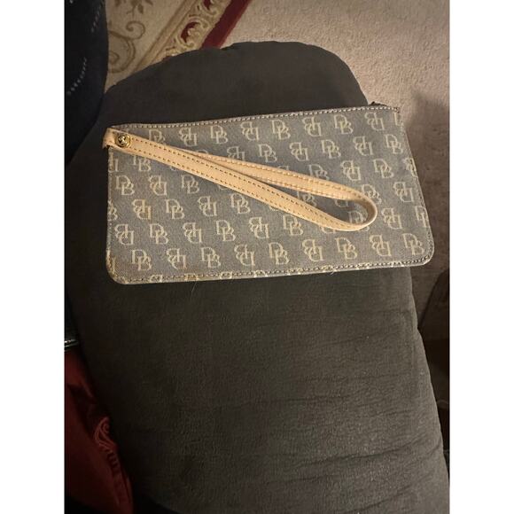 Dooney & Bourke DB Logo Wristlet Women’s - Picture 3 of 7